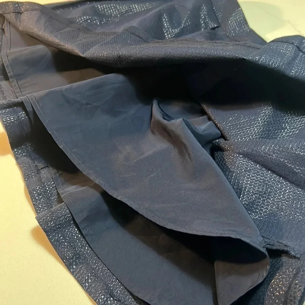 Banana‎ Republic Navy pleated skirt  with metallic threading. Size 6P - Picture 3 of 10